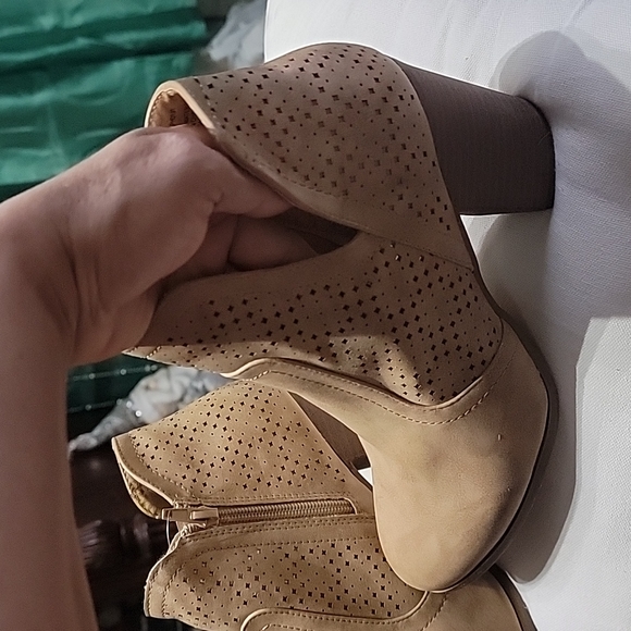 MANDEN Girl Booties size 9 color tan - Picture 7 of 11